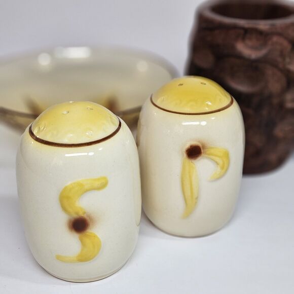 Vtg Hull Ceramic Yellow Daisy Sunflower Petals / Banana Salt & Pepper Shaker Set - Picture 2 of 10